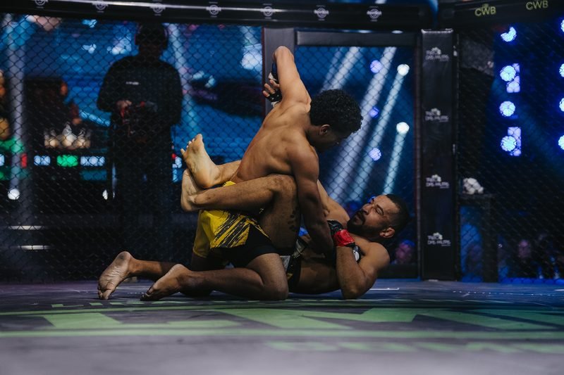 Momento da primeira Crown Fight da história, na estreia da Liga Monstro Combate