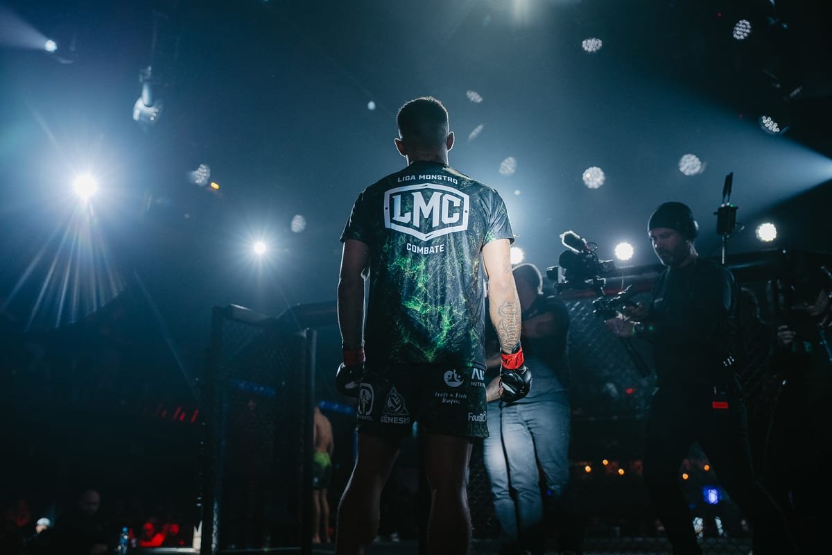 Atleta da Liga Monstro Combate entrando no cage sob os refletores